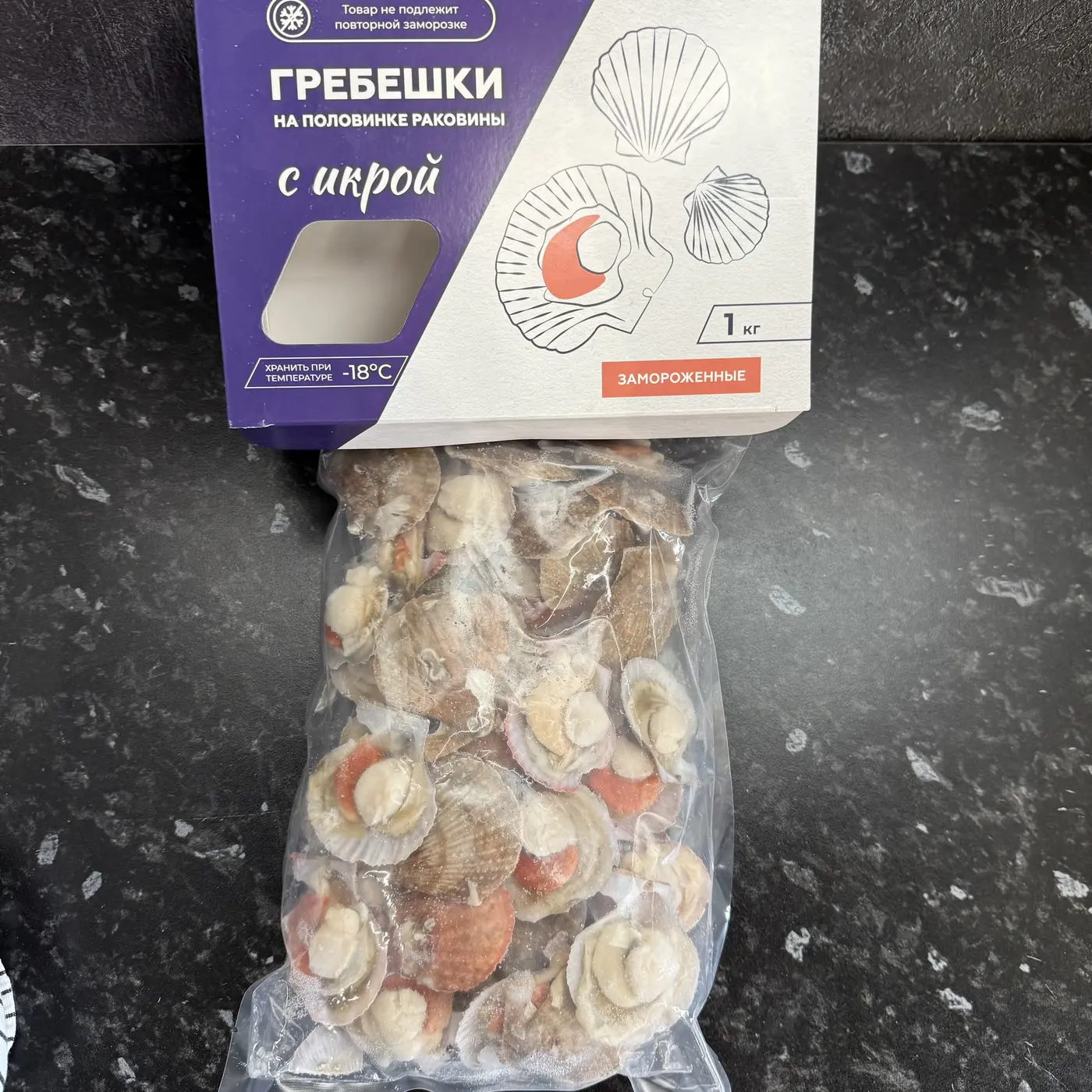 Гребешок на полустворке с икрой