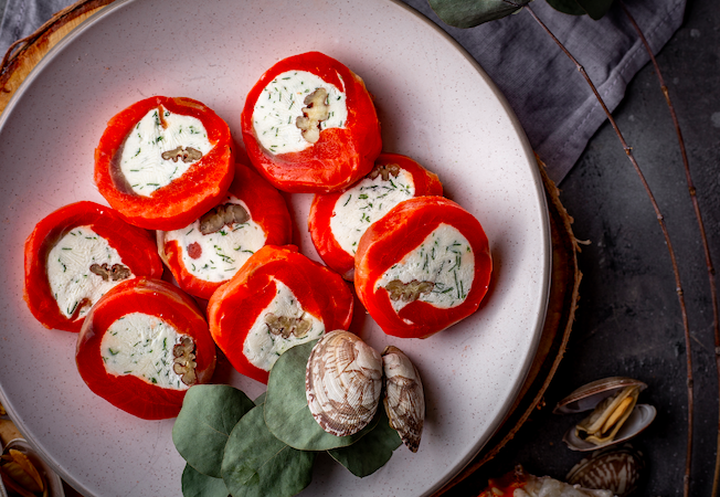 Рулетики из слабосоленой нерки с сырной начинкой, травами и орехом пекан