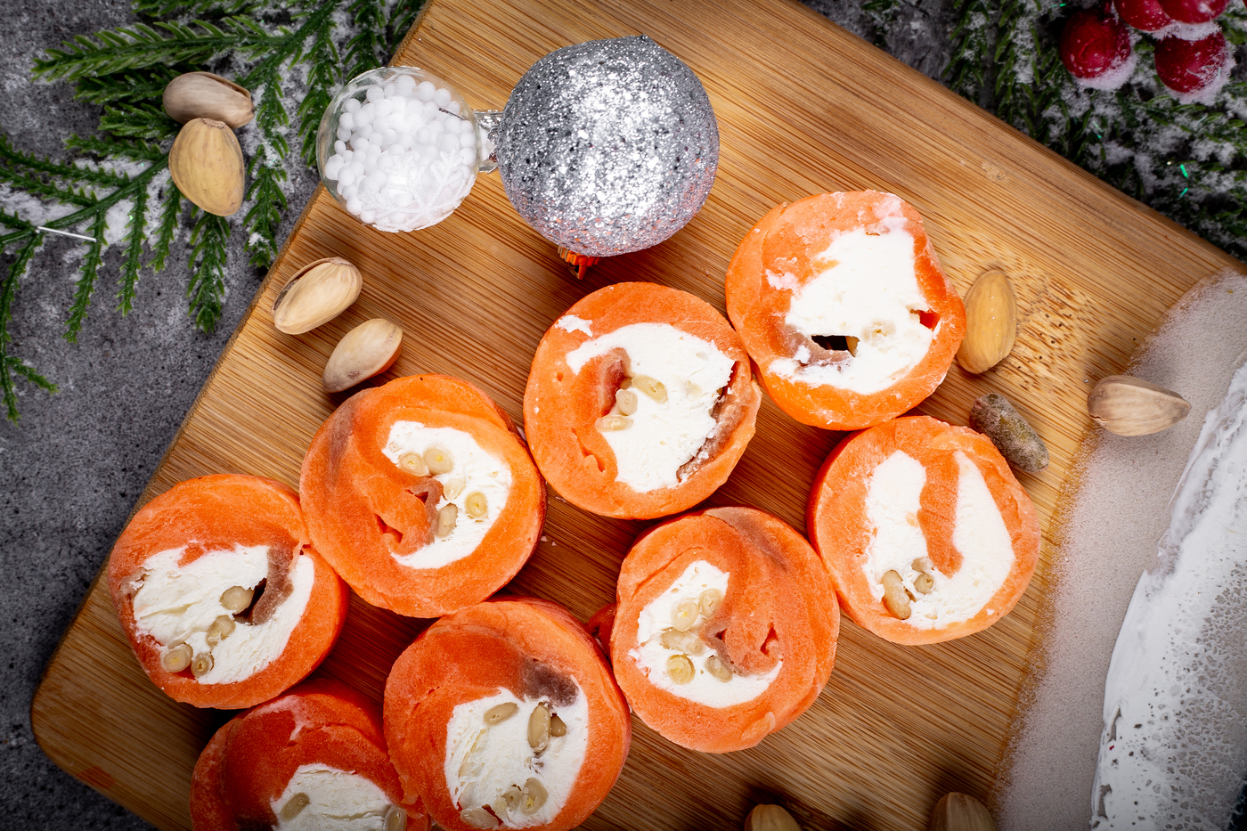 Рулетики из слабосоленой форели с сырной начинкой и кедровыми орешками — изображение 2