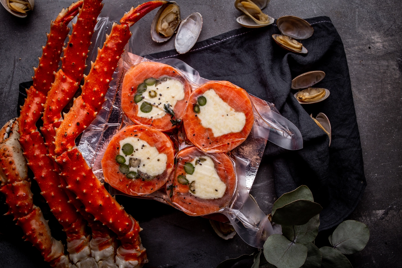 Рулет из нерки с сырной начинкой, креветкой и спаржей