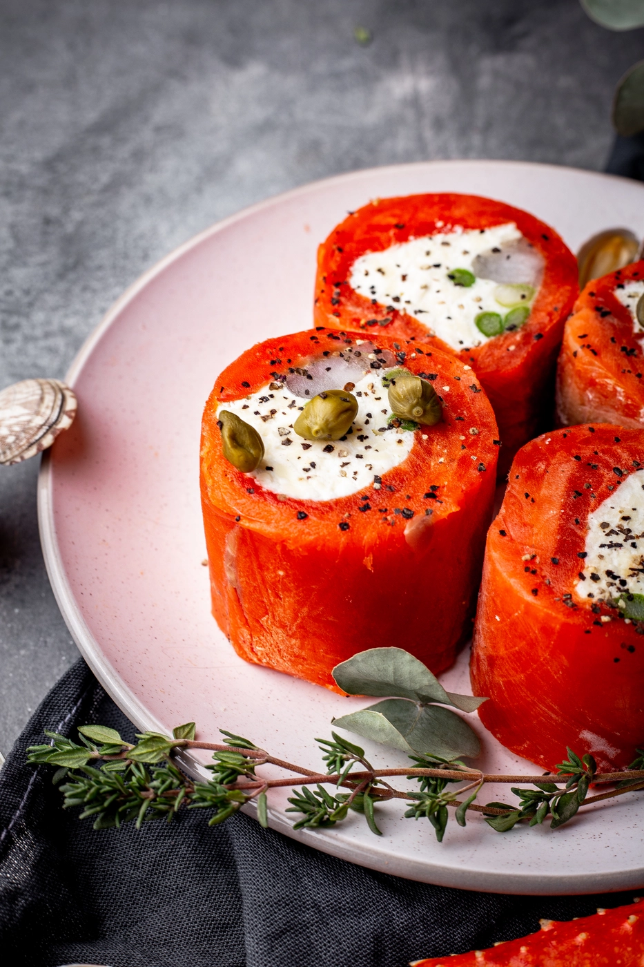 Рулет из нерки с сырной начинкой, шампиньонами, каперсами и сыром чеддер
