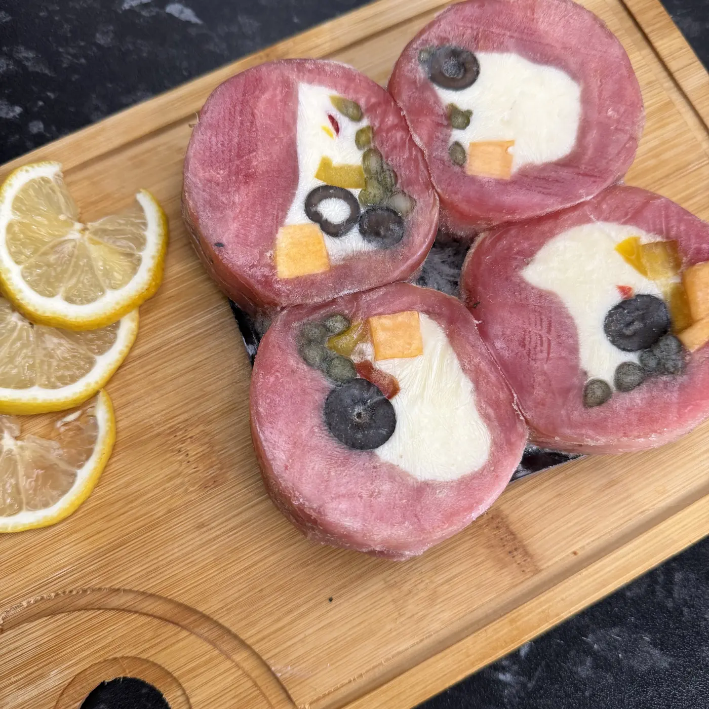 Рулет из тунца с сырной начинкой, маслинами и спаржей — изображение 2