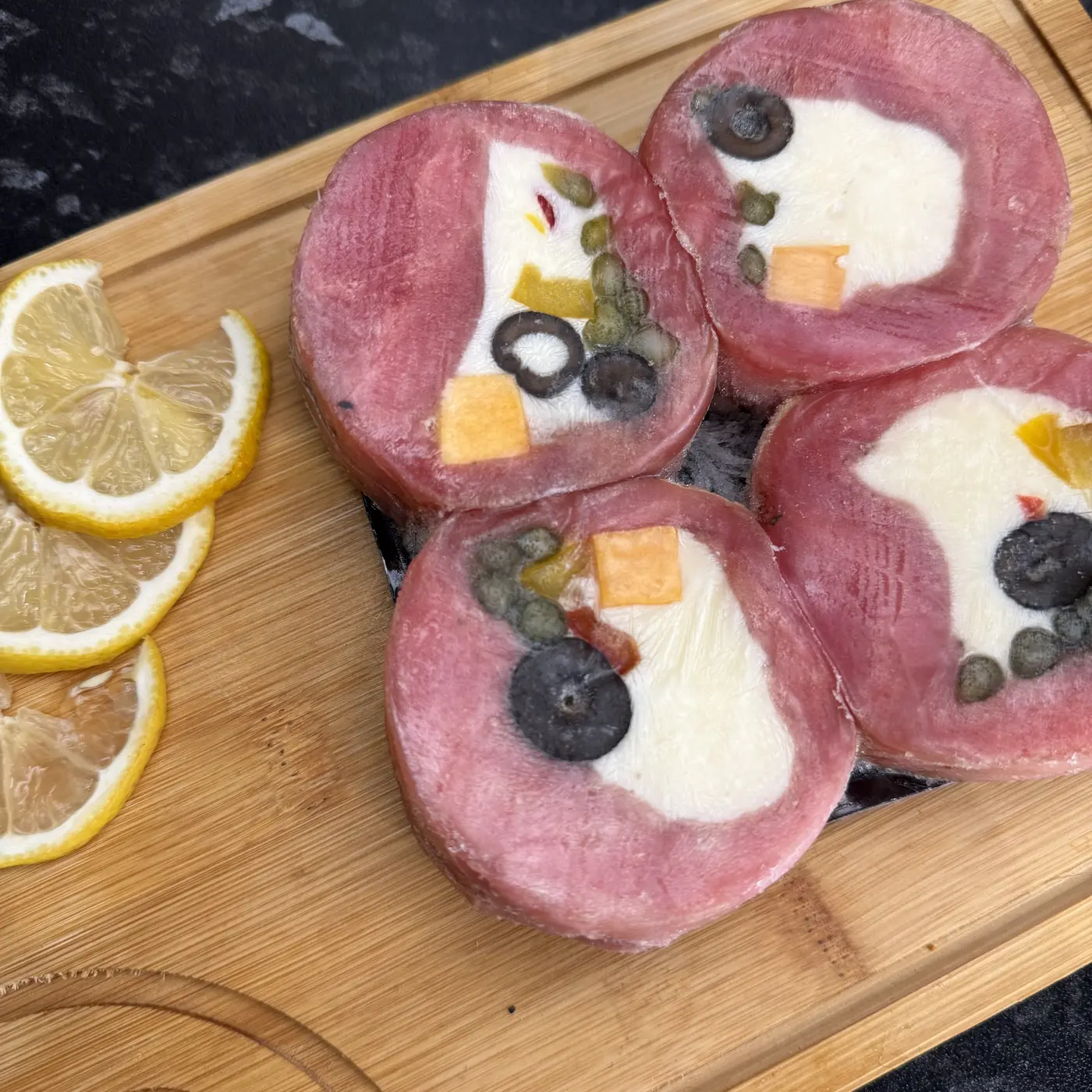 Рулет из тунца с сырной начинкой, маслинами и спаржей — изображение 3