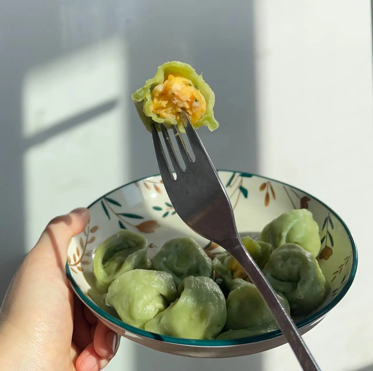 Зеленые равиоли с креветкой и сыром